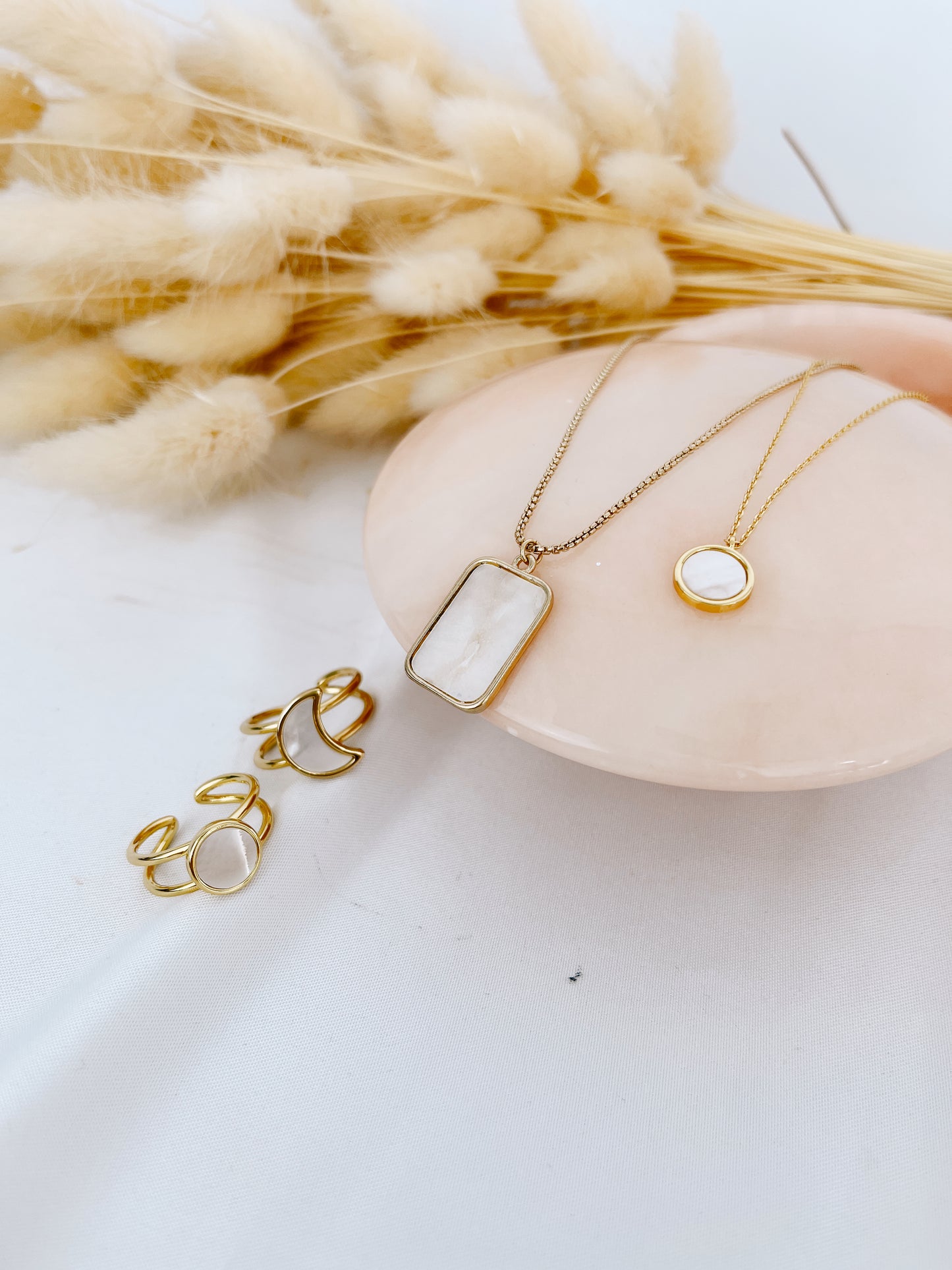 “Sun and moon” shell rings